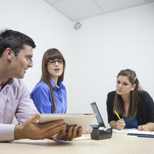 equipo-de-trabajo-en-junta (5)